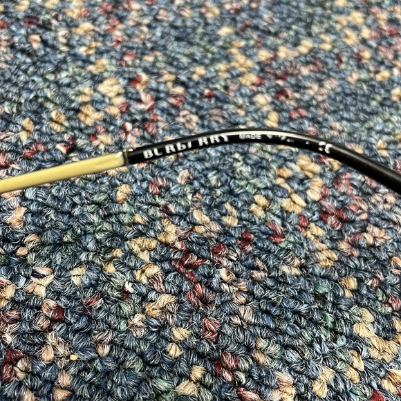 Preloved unisex Burberry Sunglasses w/case - Picture 6 of 13